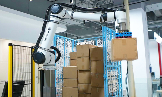 Die Hebebasis des RockyLight-Roboters erweitert die Reichweite des Arms für zusätzliche Materialhandhabungsoperationen