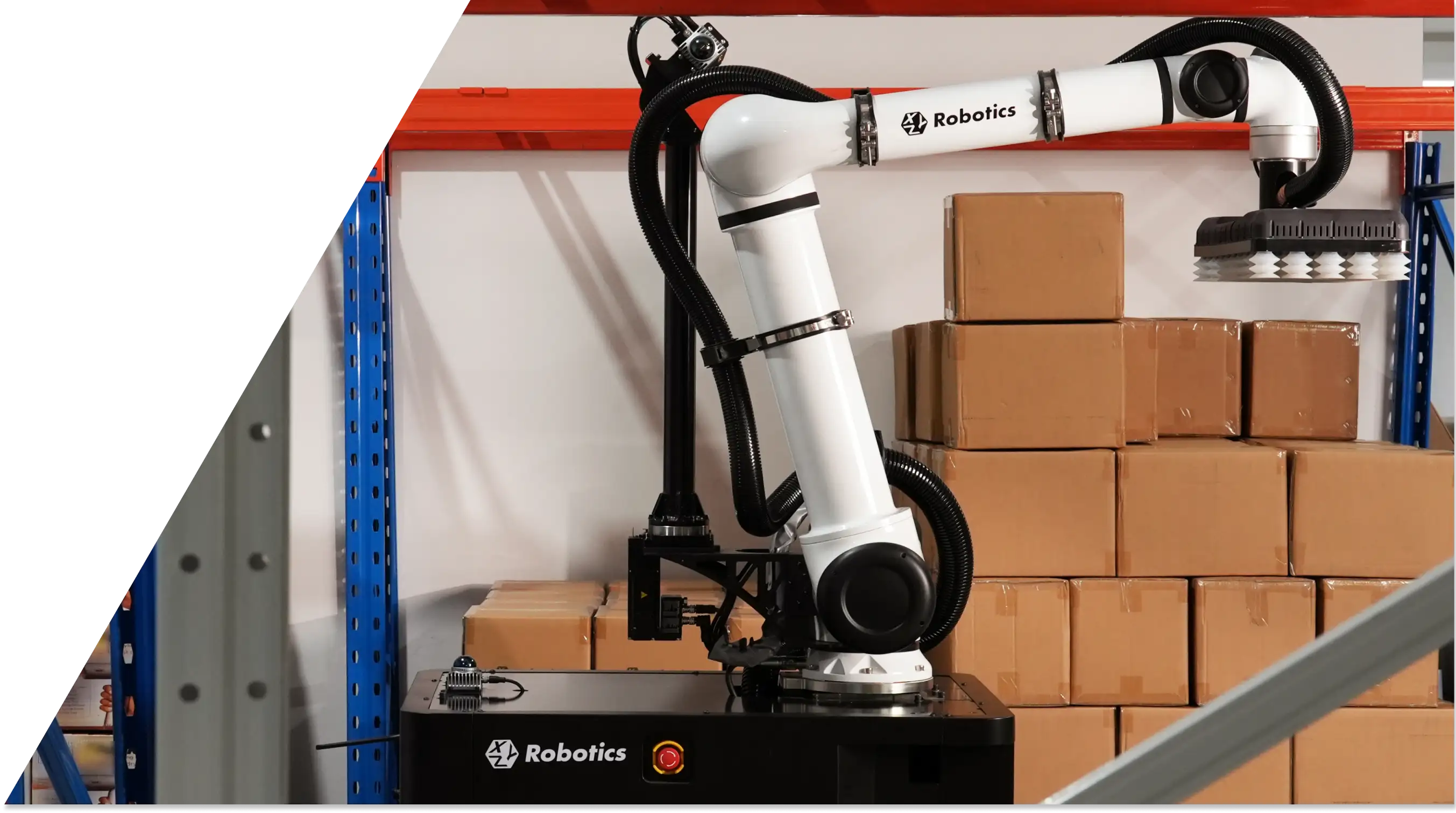 Der RockyLight-Roboter arbeitet in engen Lagerbereichen und baut Paletten bis zu 2 m Höhe auf
