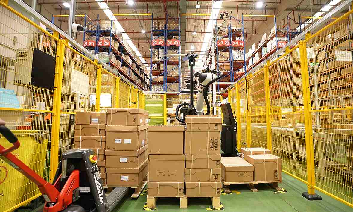 Der RockyLight-Roboter mit einem LiDAR-basierten Sicherheitssystem gewährleistet eine sichere Logistikautomatisierung
