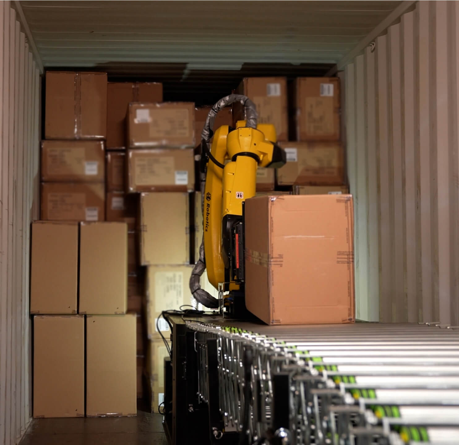 RockyOne es un Robot de Manipulación Móvil para automatizar la carga/descarga de camiones, contenedores y remolques