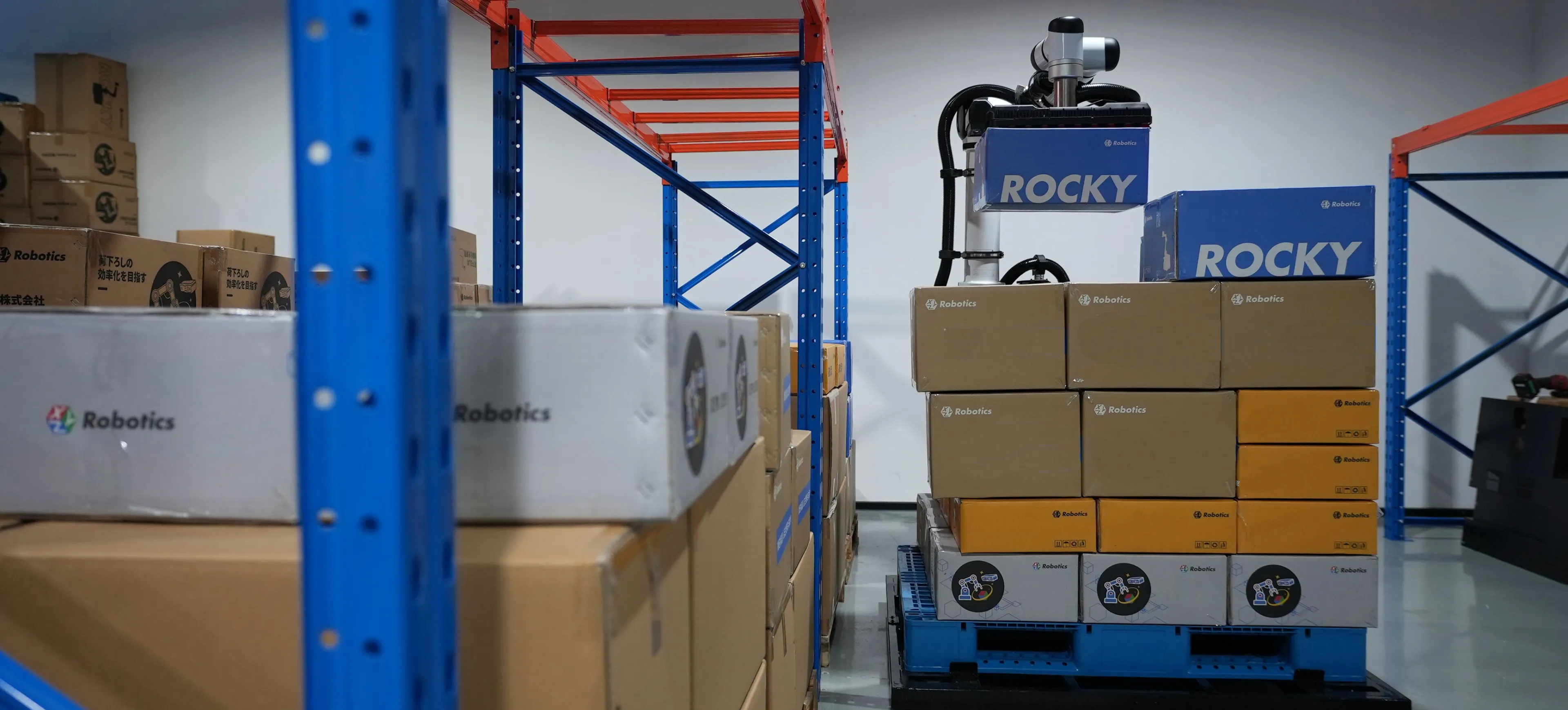 RockyLight recoge cajas mixtas de estanterías y las paletiza en palés de pedidos del almacén