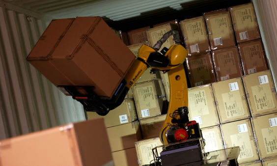 La pinza de RockyOne recoge múltiples cajas para operaciones eficientes en almacenes