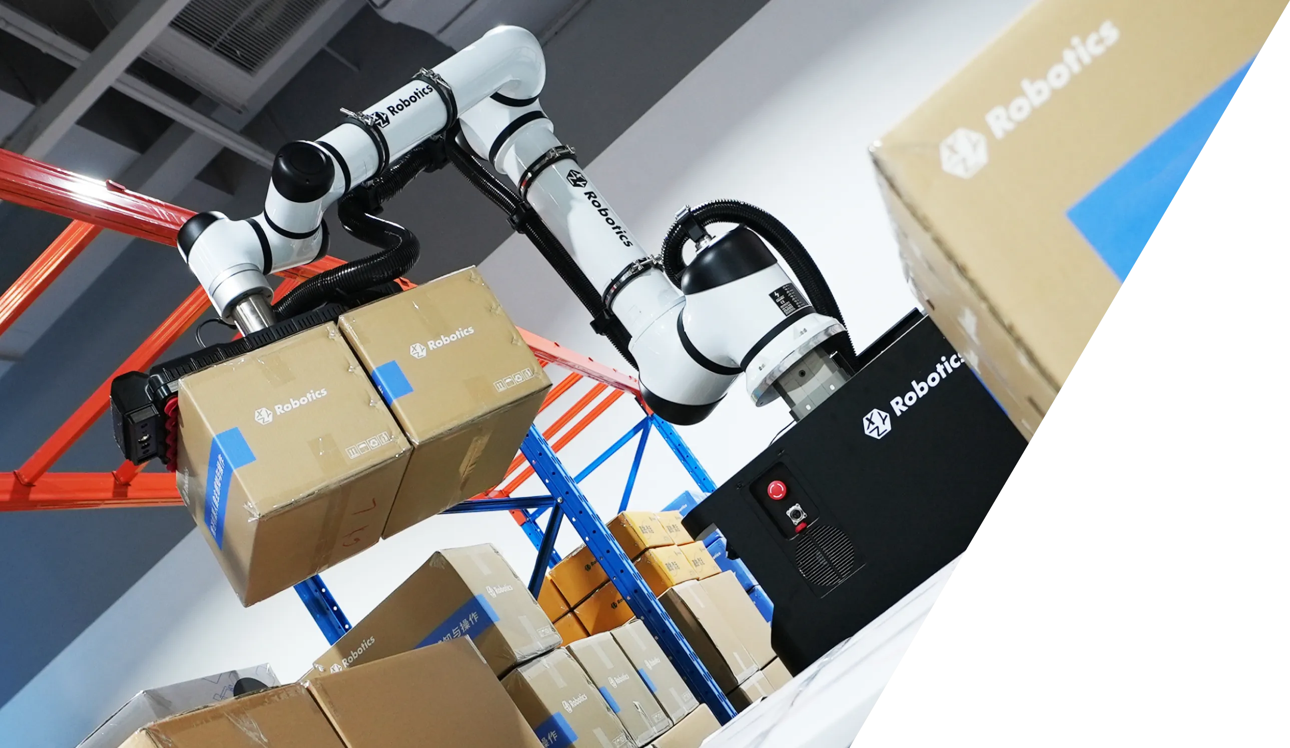 Il robot RockyLight preleva più scatole per un'automazione efficiente del magazzino.