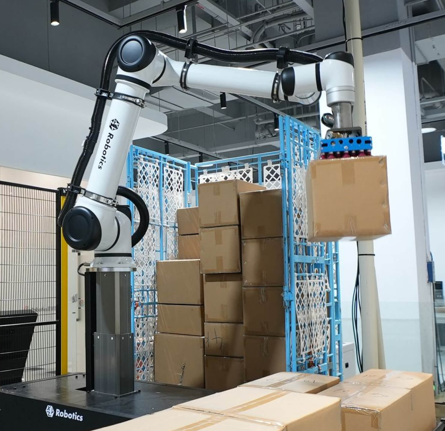 RockyLight pallettizza casse miste in gabbie rotanti o direttamente su pallet