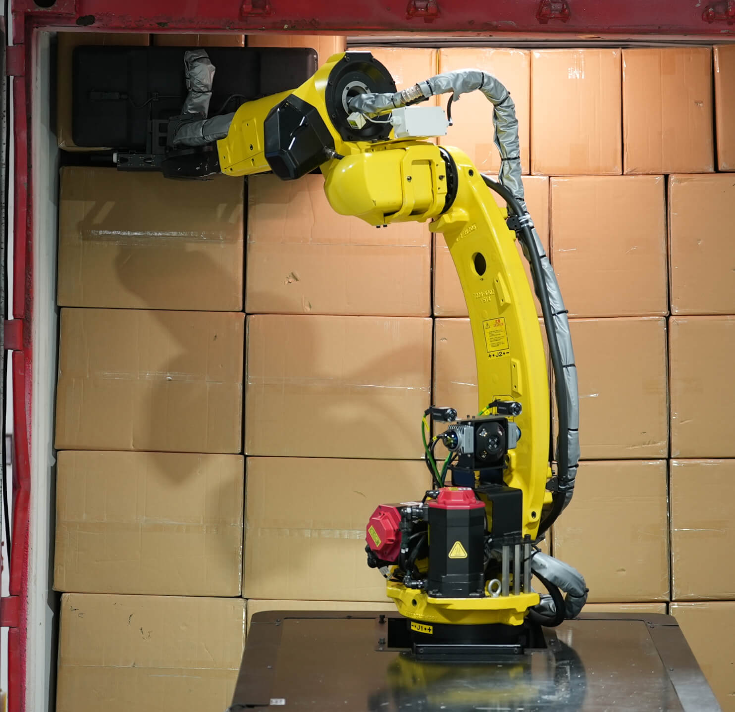 Il robot RockyOne carica scatole miste massimizzando l'utilizzo di spazio nel container
