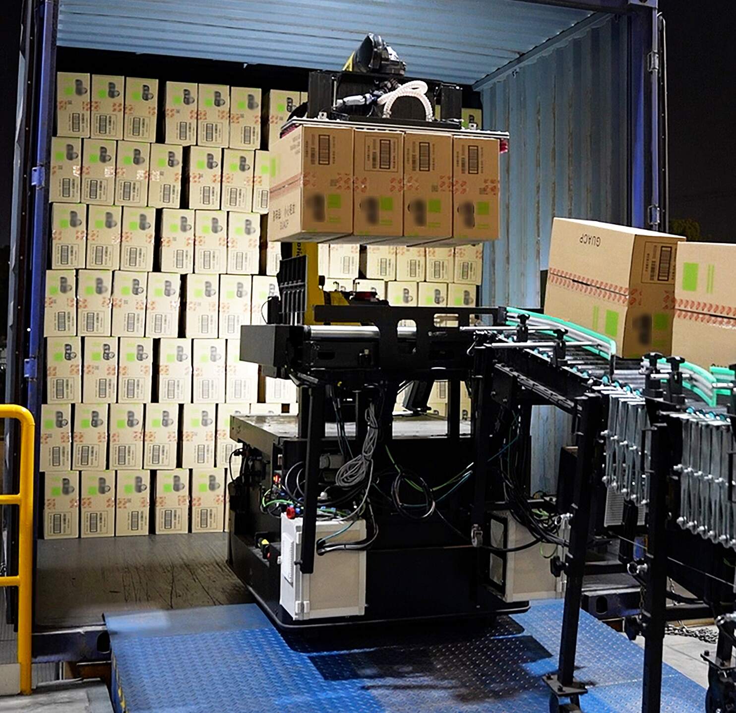 Soluzione robotica di carico di camion con robot Rocky permette integrazione perfetta nei magazzini